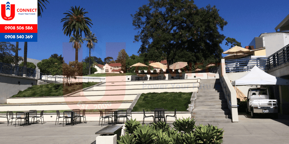 Đại học Whittier, bang California, Mỹ.